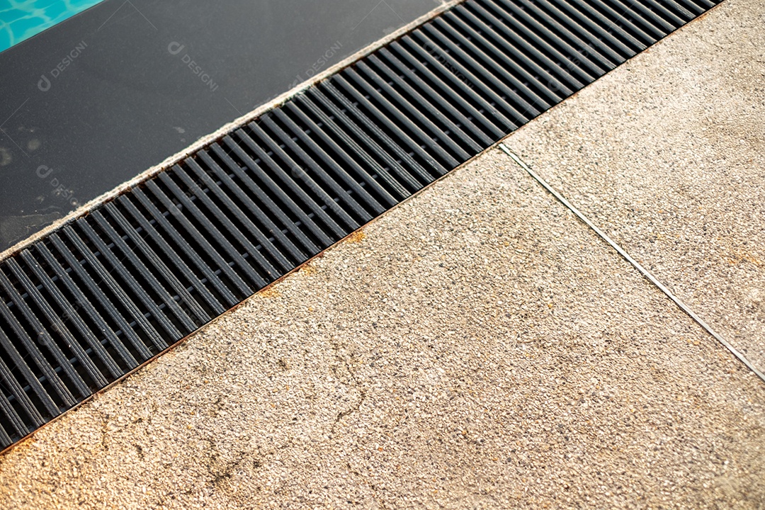 Beira de uma piscina