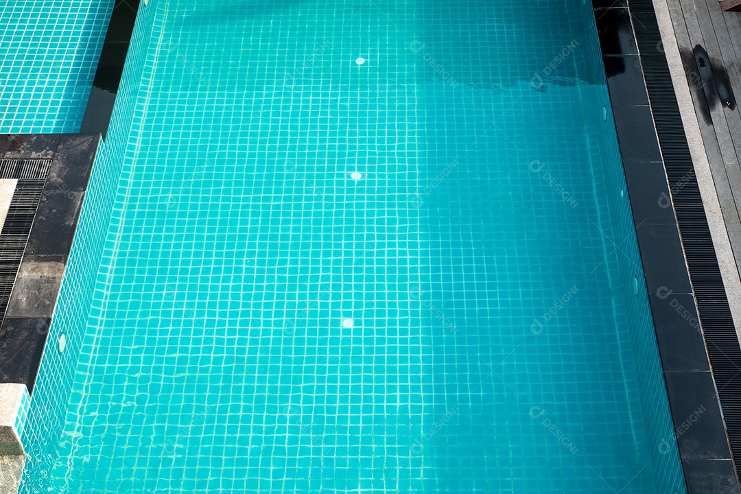 Piscina sobre dia ensolarado