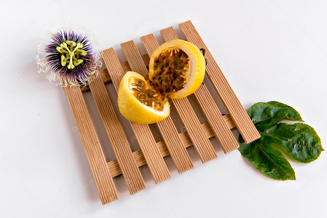 Flor, fruta e folha de maracujá amarelo