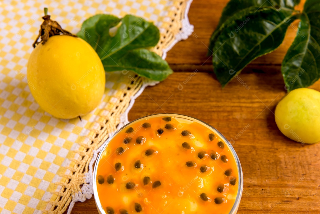 Sobremesa de mousse de maracujá na mesa de madeira