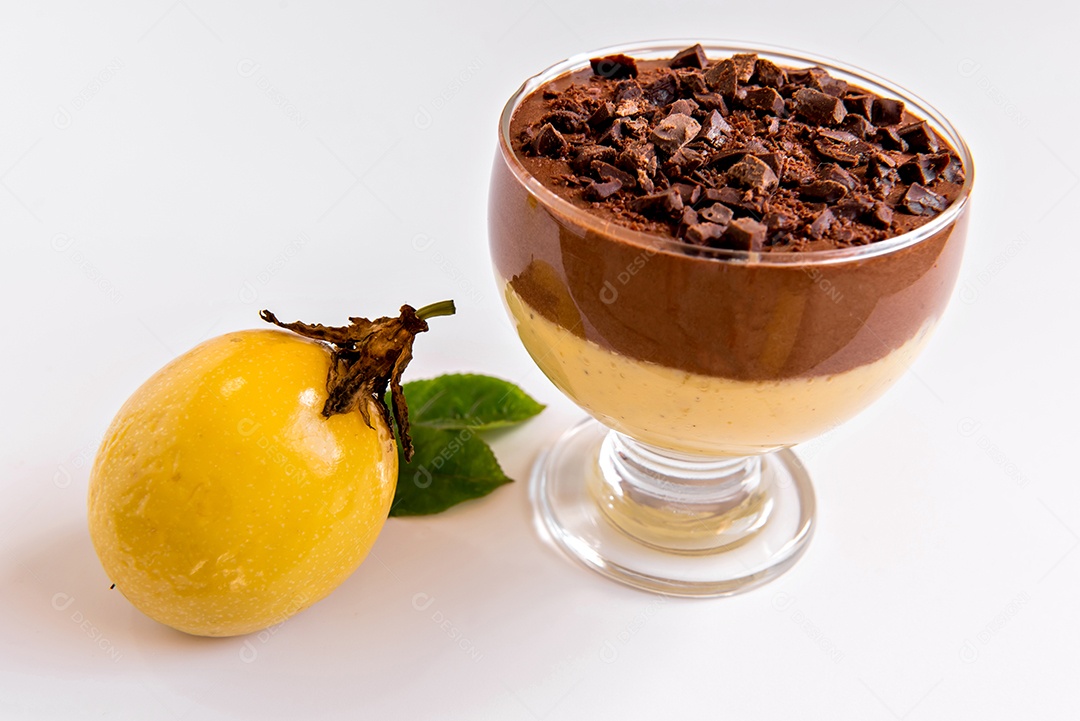 Mousse de maracujá com chocolate no fundo branco