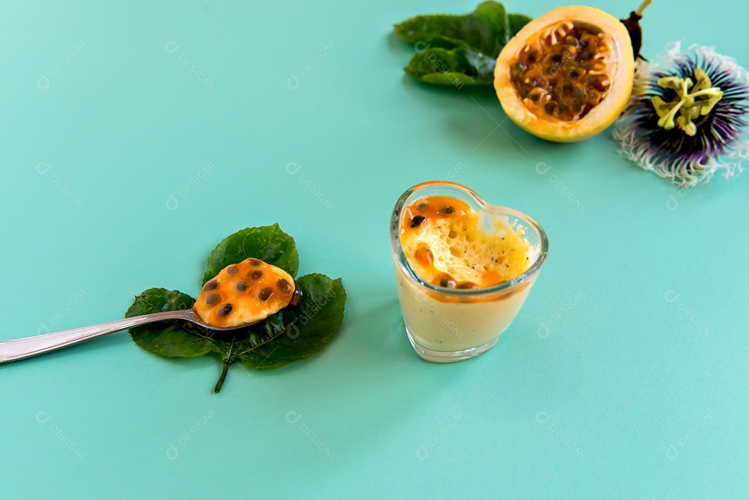 Mussi de maracujá sobre fundo verde