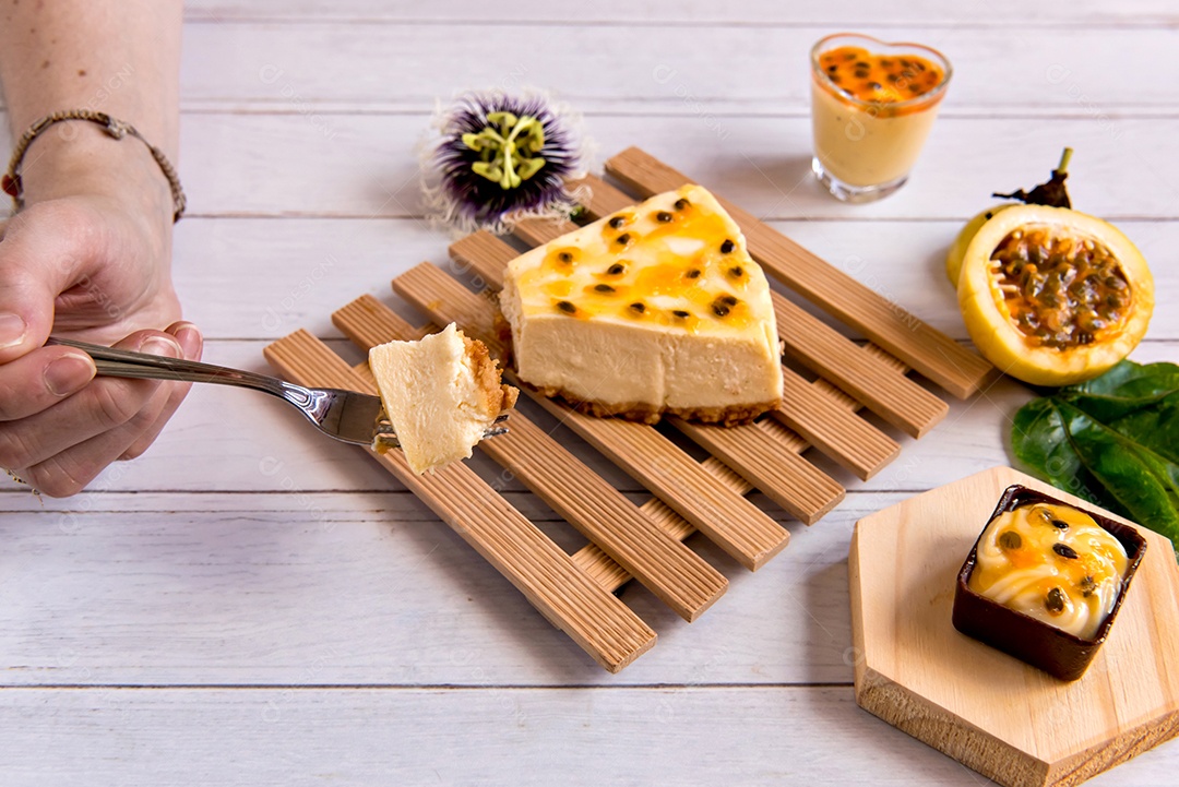 Pedaço de cheesecake de maracujá no garfo