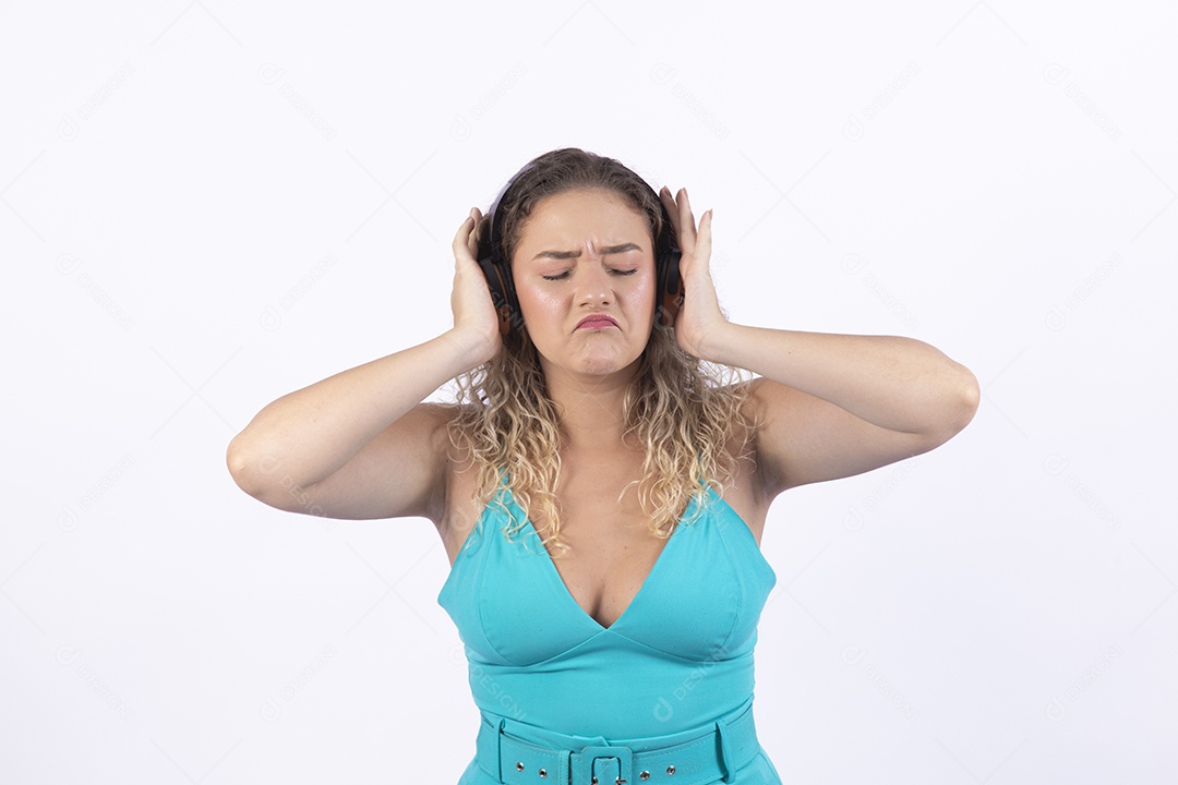 Linda mulher garota jovem loira sobre fundo isolado