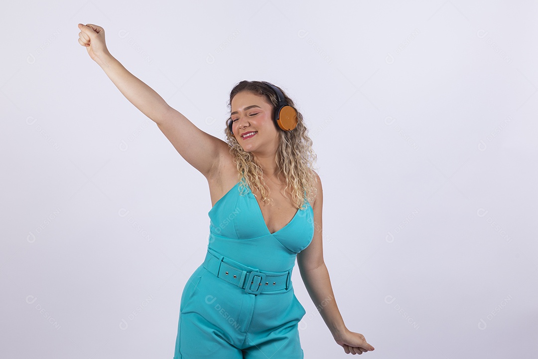 Linda mulher garota jovem loira sobre fundo isolado