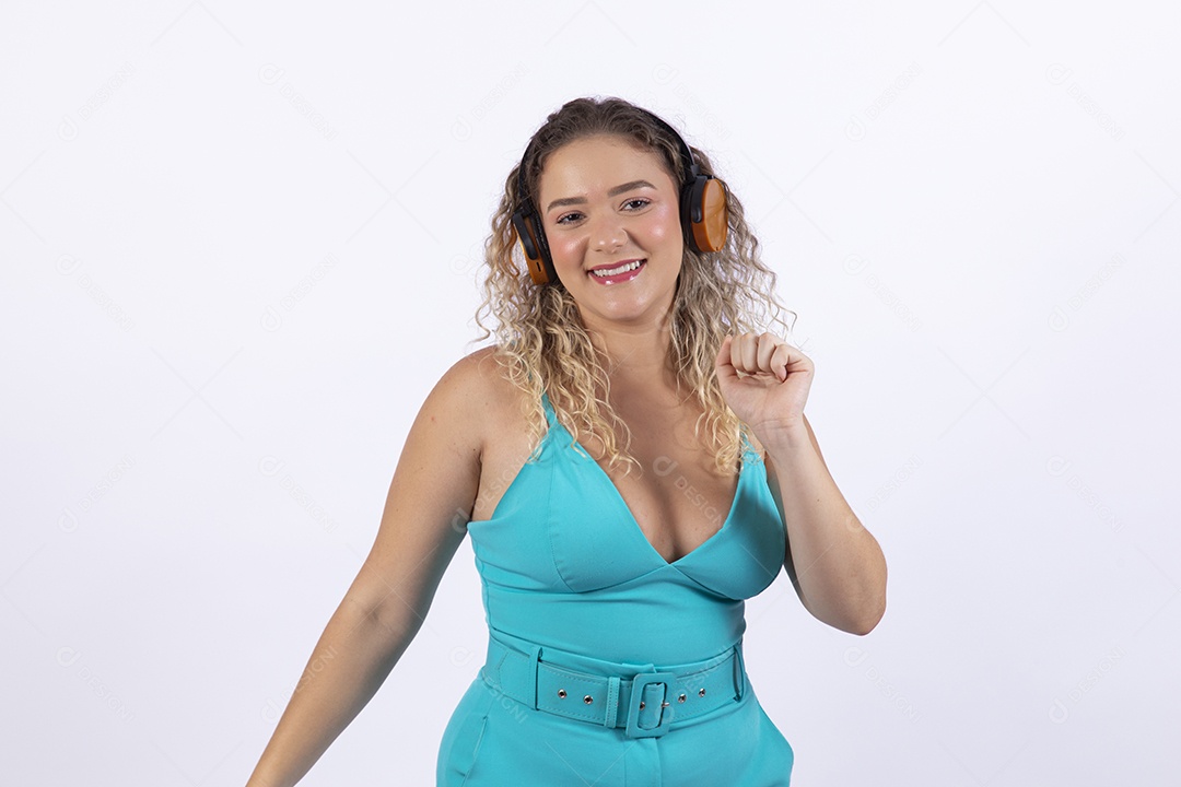 Linda mulher garota jovem loira sobre fundo isolado