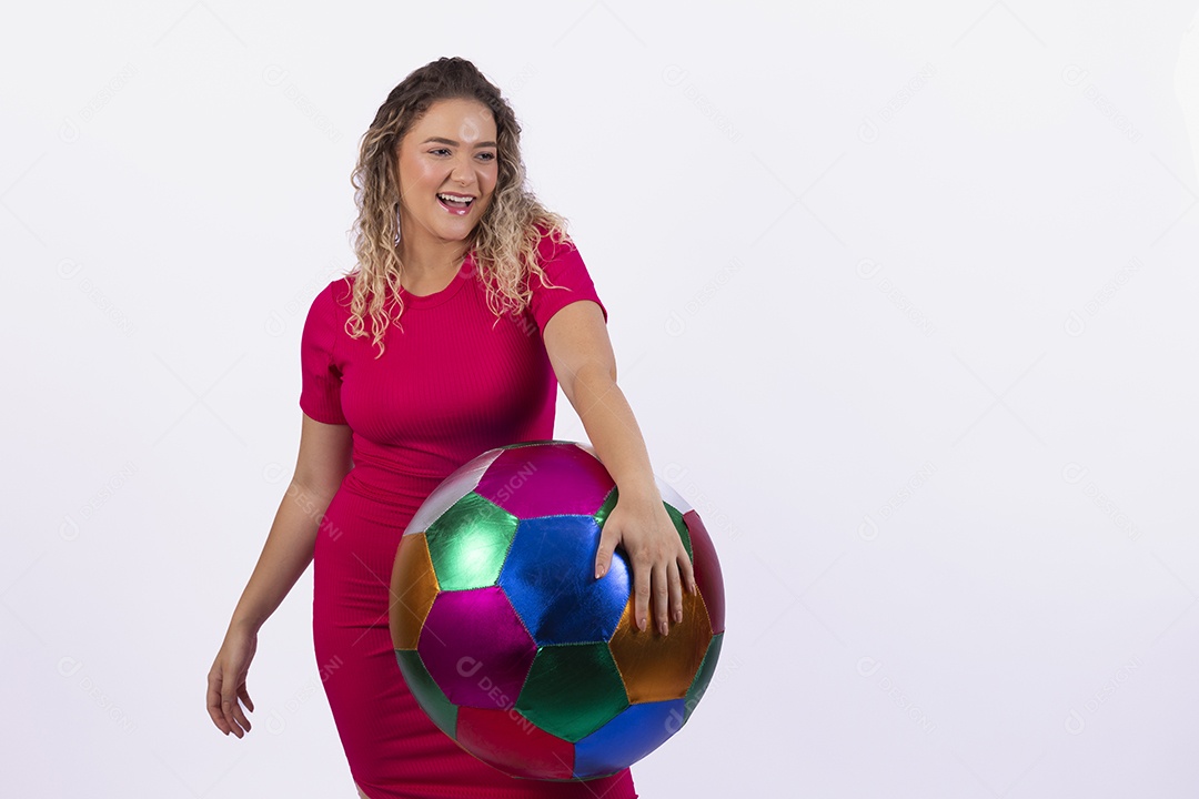 Linda mulher loira garota segurando bola colorida