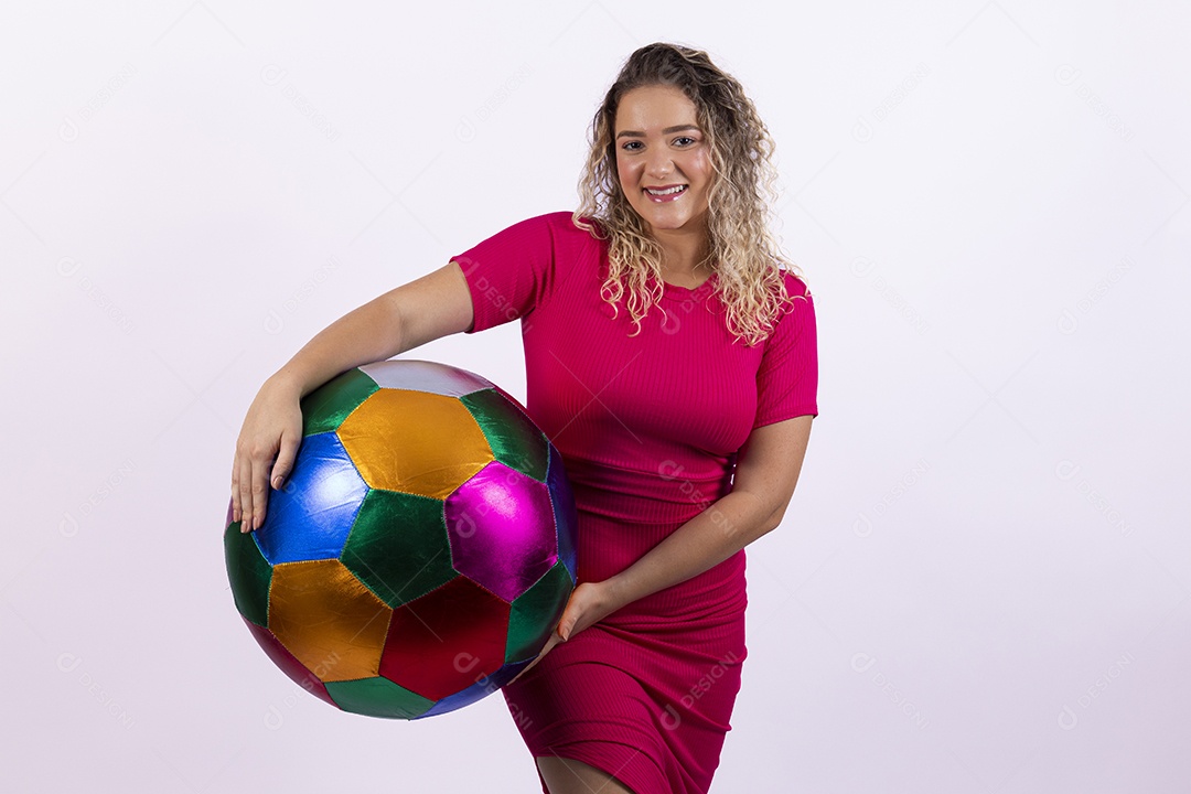Linda mulher loira garota segurando bola colorida