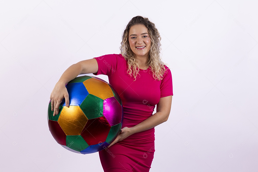 Linda mulher loira garota segurando bola colorida