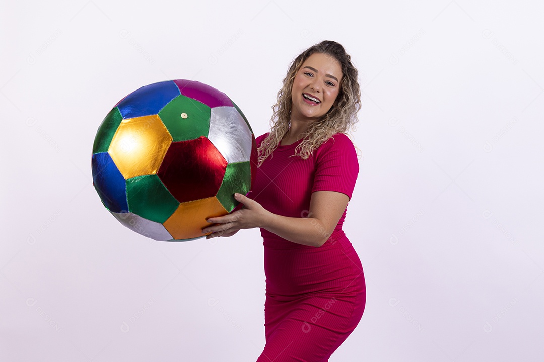 Linda mulher loira garota segurando bola colorida