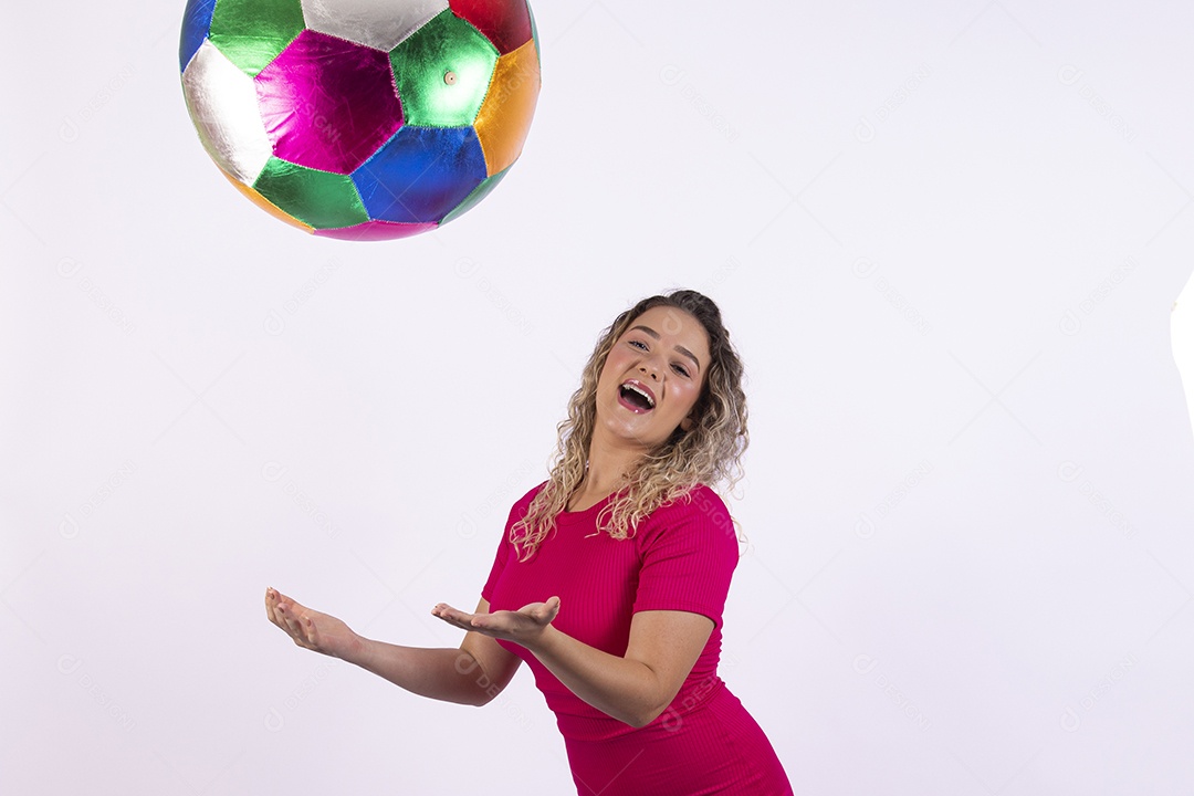 Linda mulher loira garota segurando bola colorida