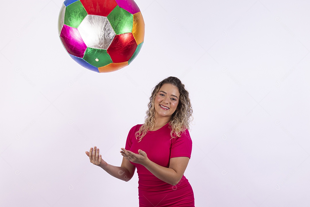 Linda mulher loira garota segurando bola colorida