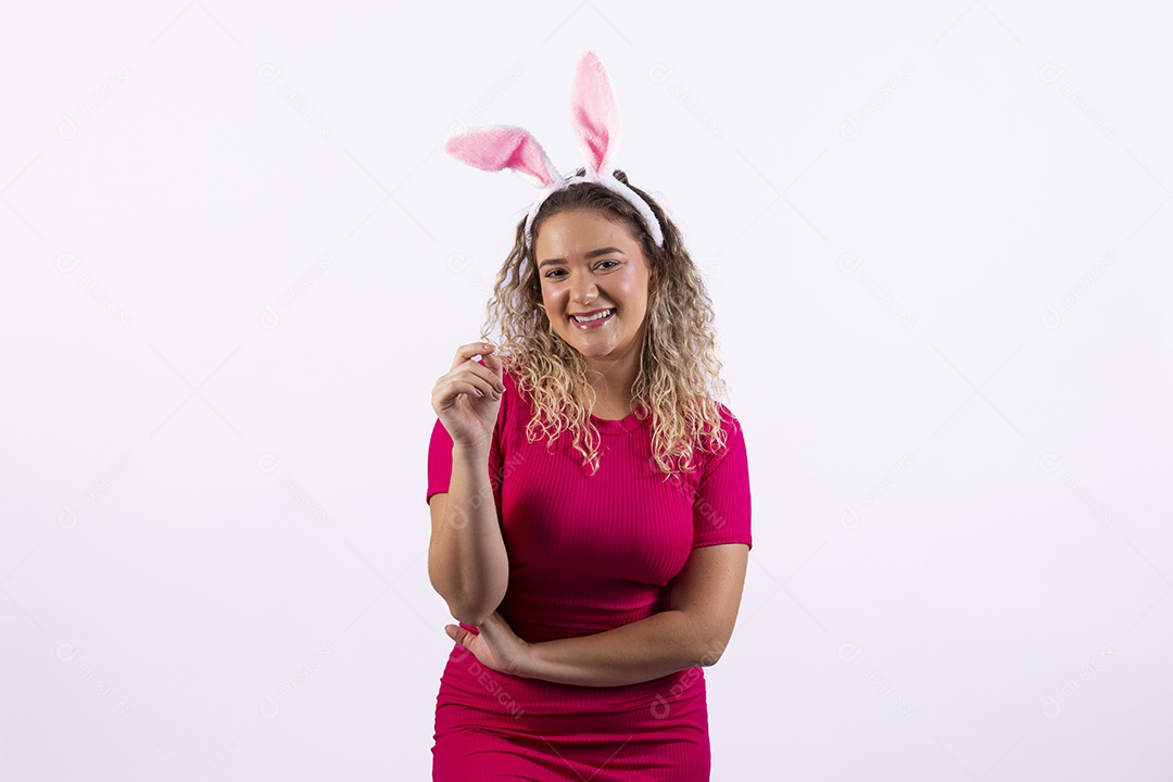 Linda Mulher Garota fantasiada de coelho da páscoa sobre fundo isolado