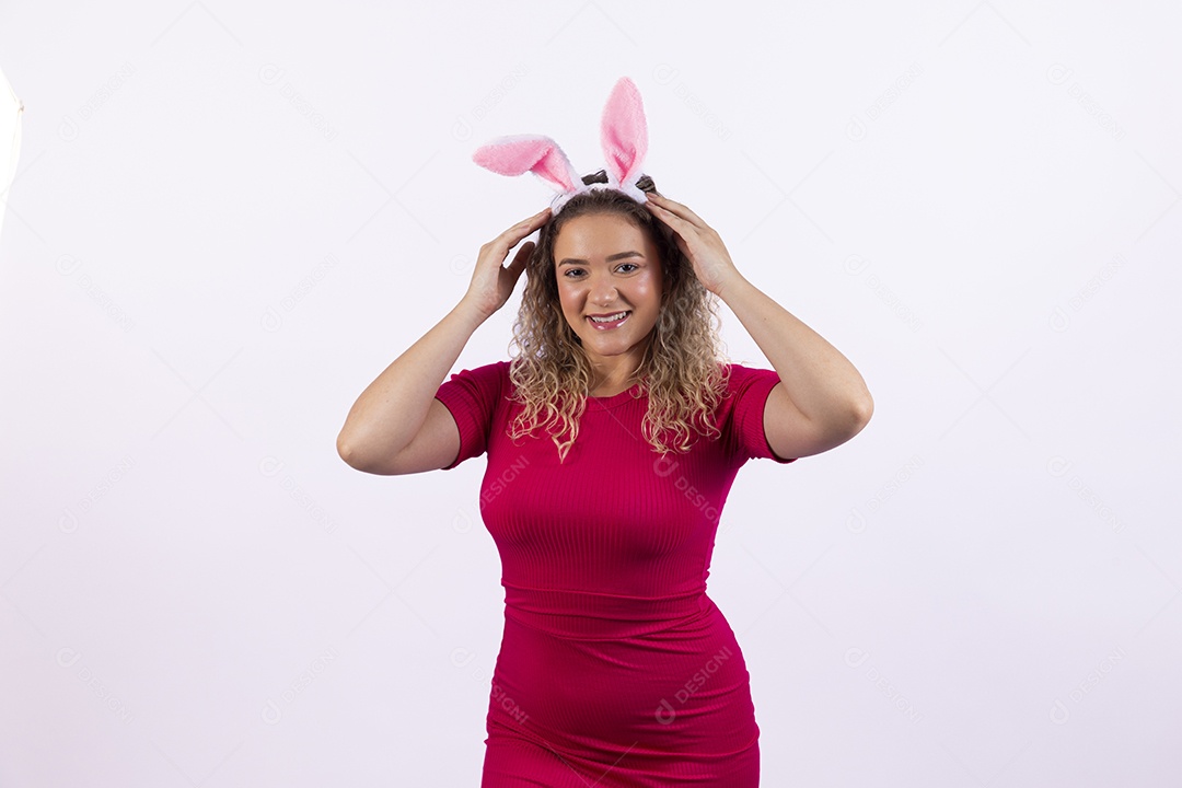 Linda Mulher Garota fantasiada de coelho da páscoa sobre fundo isolado