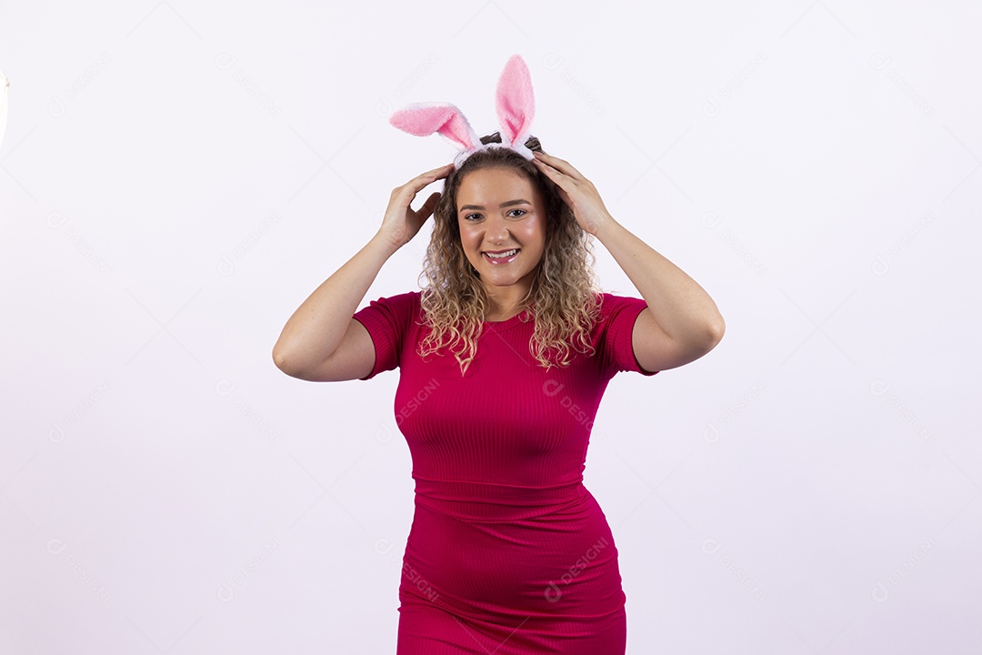 Linda Mulher Garota fantasiada de coelho da páscoa sobre fundo isolado