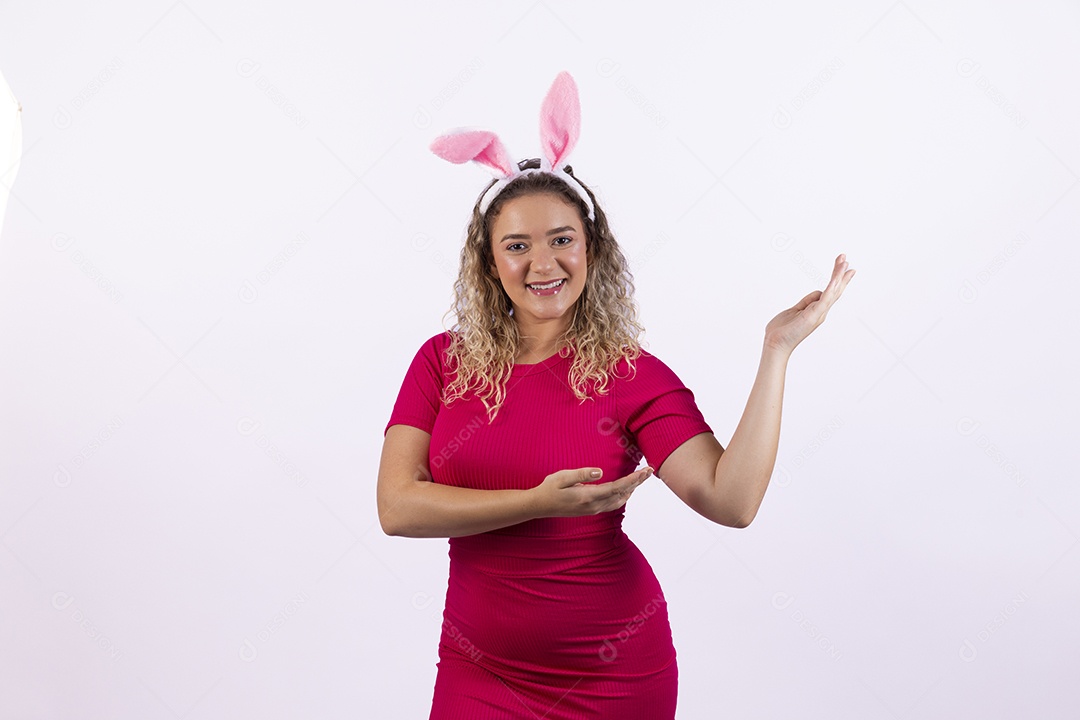 Linda Mulher Garota fantasiada de coelho da páscoa sobre fundo isolado