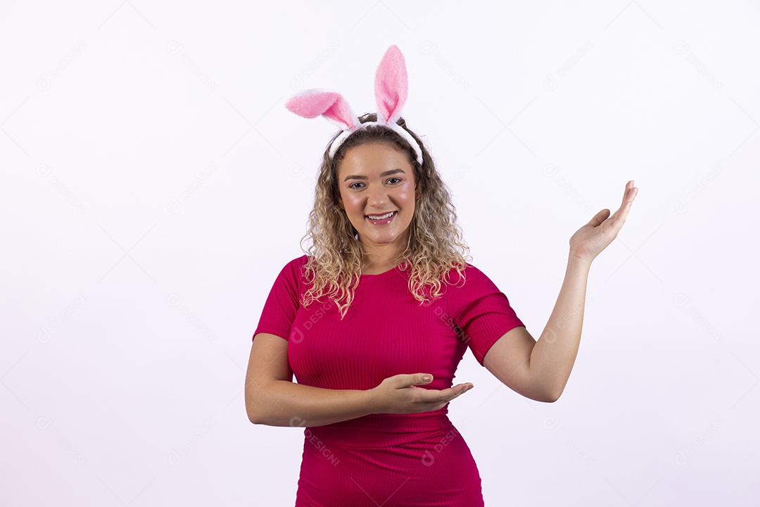 Linda Mulher Garota fantasiada de coelho da páscoa sobre fundo isolado