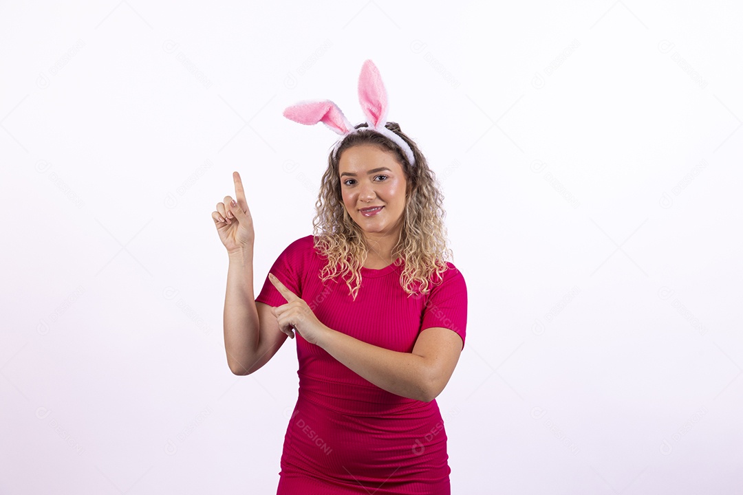 Linda Mulher Garota fantasiada de coelho da páscoa sobre fundo isolado