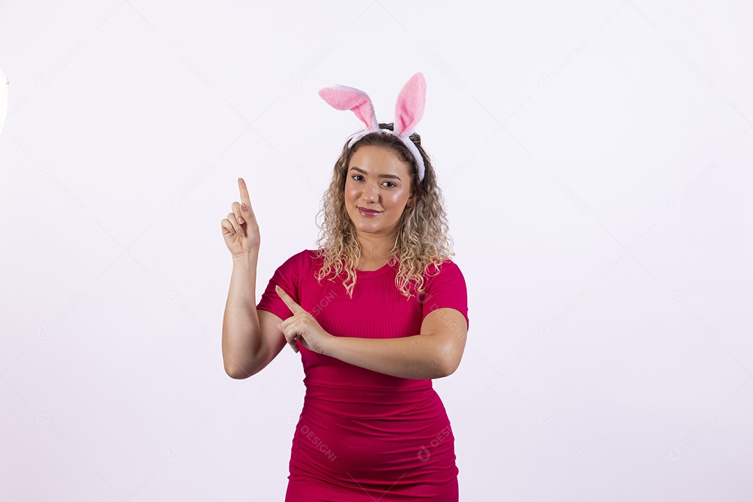 Linda Mulher Garota fantasiada de coelho da páscoa sobre fundo isolado
