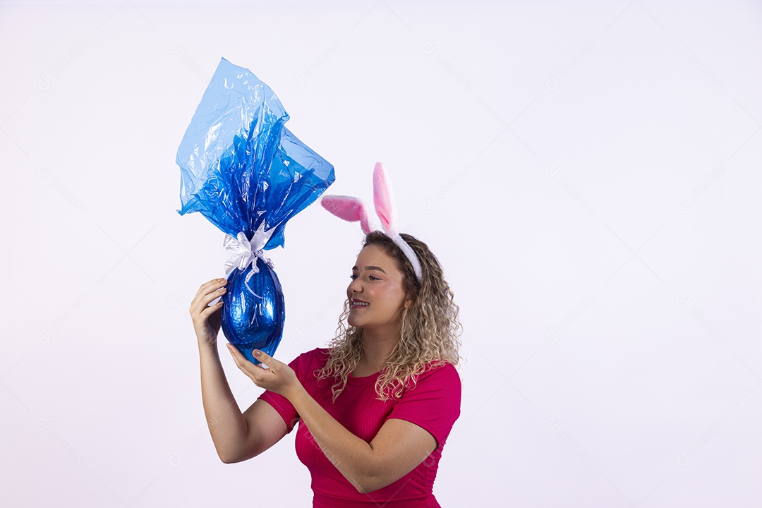 Linda Mulher Garota fantasiada de coelho da páscoa sobre fundo isolado