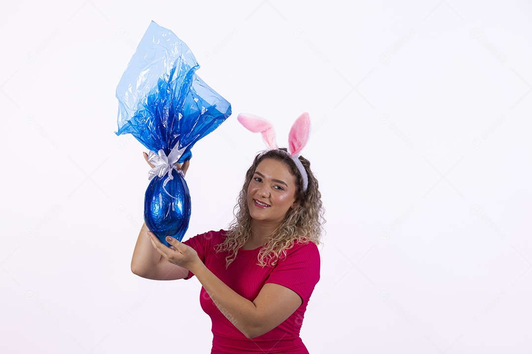 Linda Mulher Garota fantasiada de coelho da páscoa sobre fundo isolado