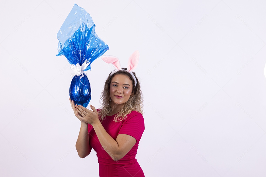 Linda Mulher Garota fantasiada de coelho da páscoa sobre fundo isolado