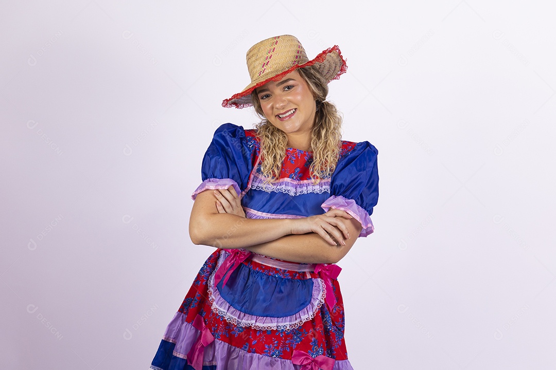 Mulher jovem fantasiada celebrando festas juninas