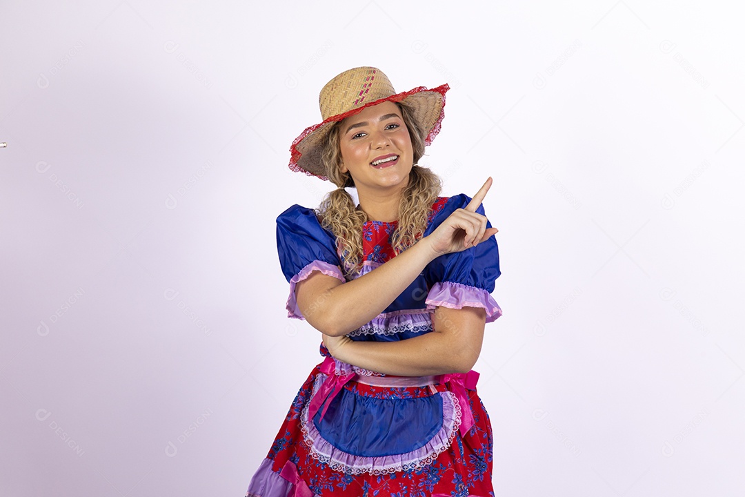 Mulher jovem fantasiada celebrando festas juninas