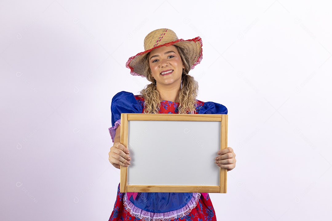 Mulher jovem fantasiada celebrando festas juninas