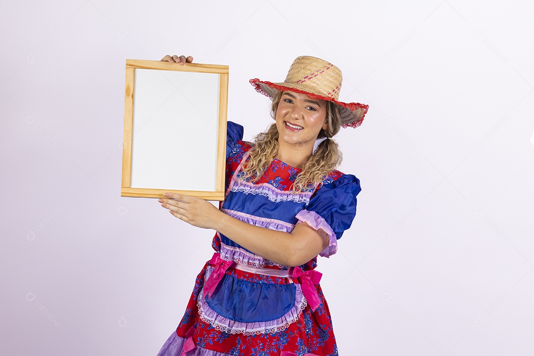 Mulher jovem fantasiada celebrando festas juninas