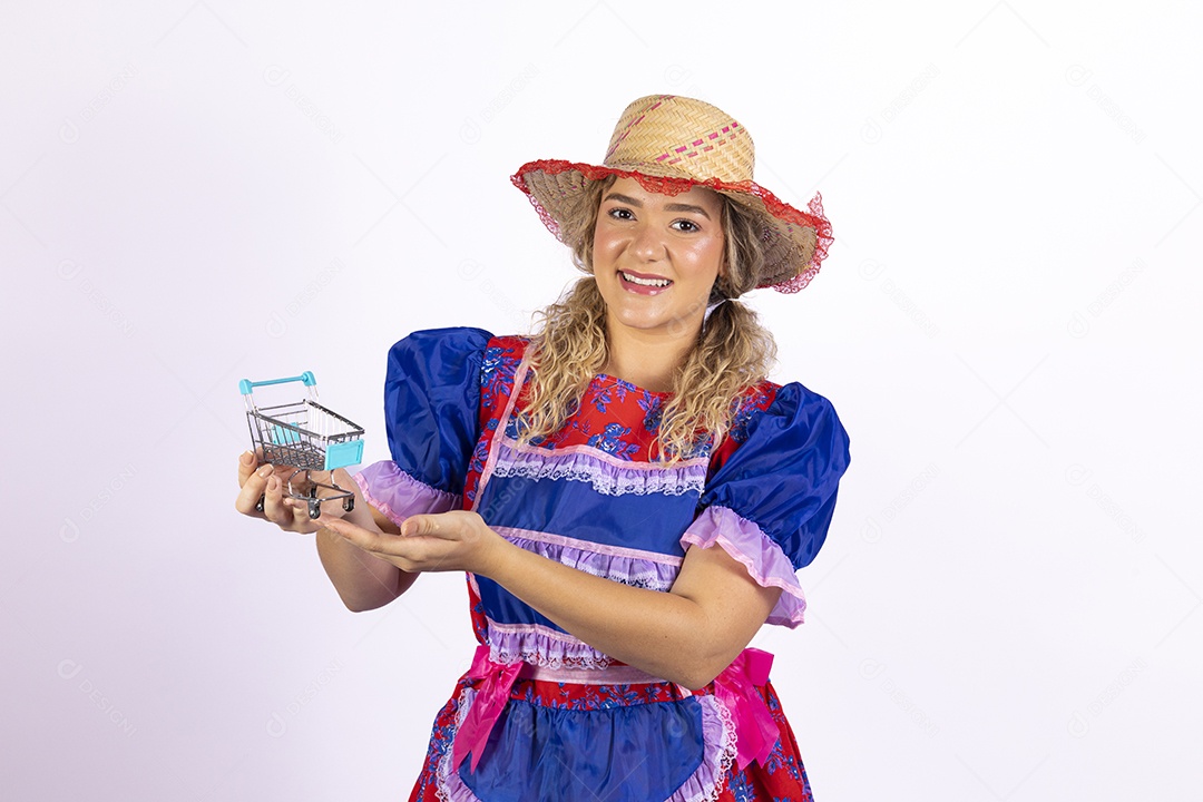 Mulher jovem fantasiada celebrando festas juninas