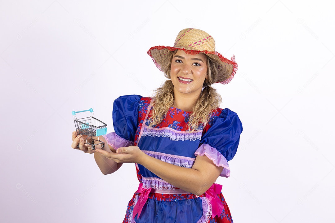 Mulher jovem fantasiada celebrando festas juninas