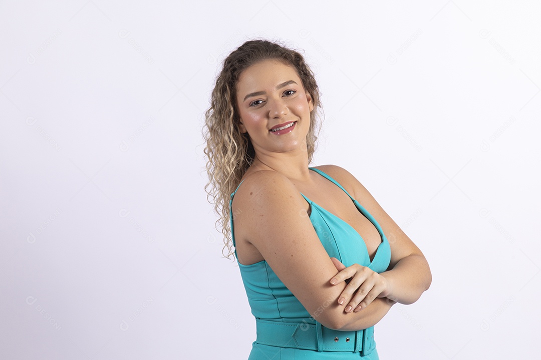 Linda mulher garota jovem loira sobre fundo isolado