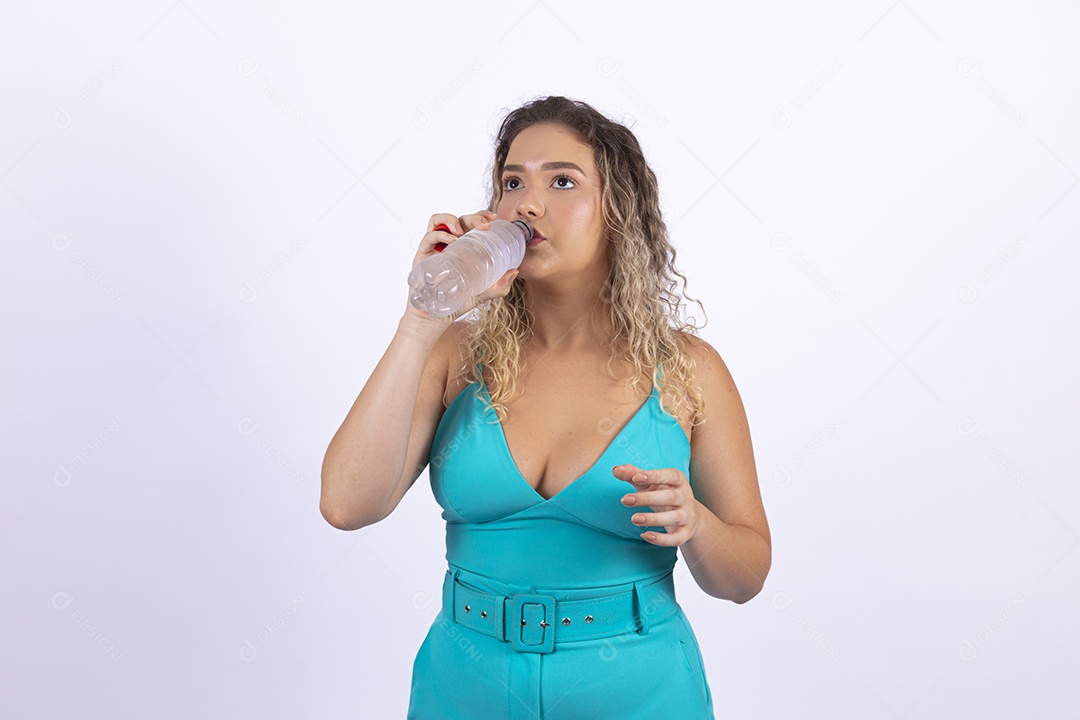 Linda mulher garota jovem loira sobre fundo isolado