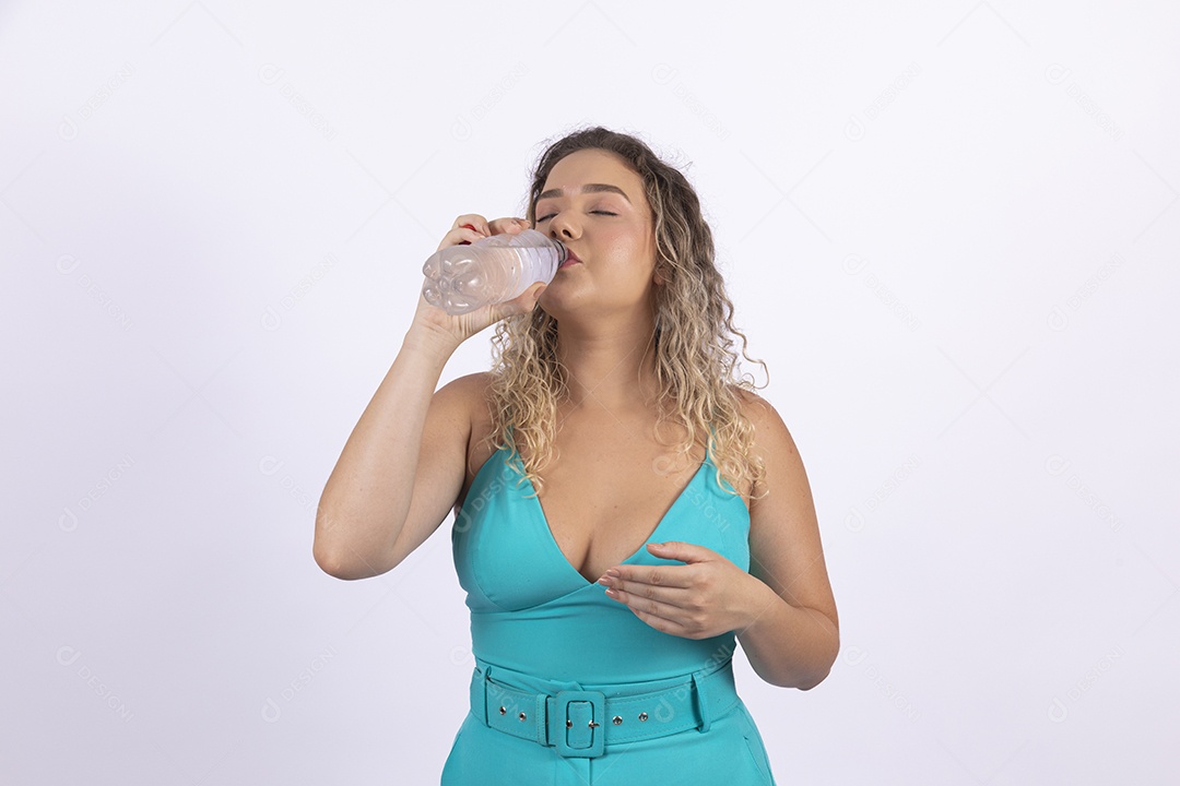 Linda mulher garota jovem loira sobre fundo isolado