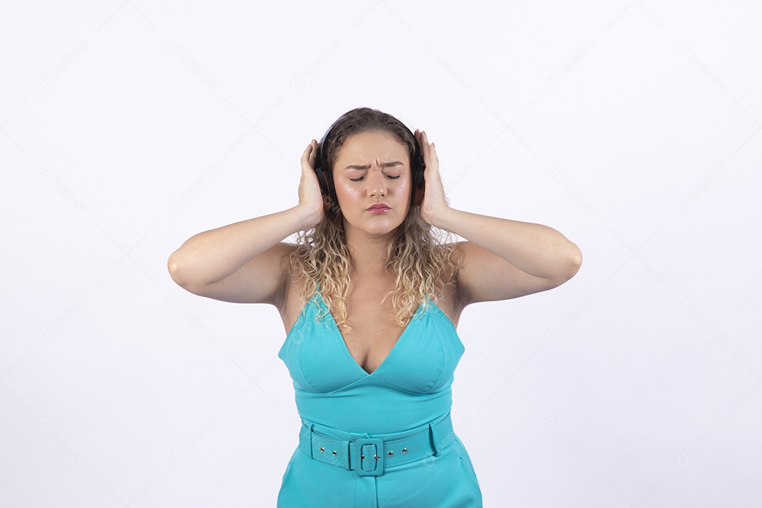 Linda mulher garota jovem loira sobre fundo isolado