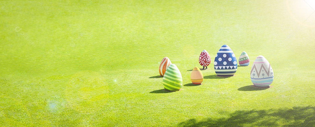 Ovos de páscoa na grama verde com luz solar