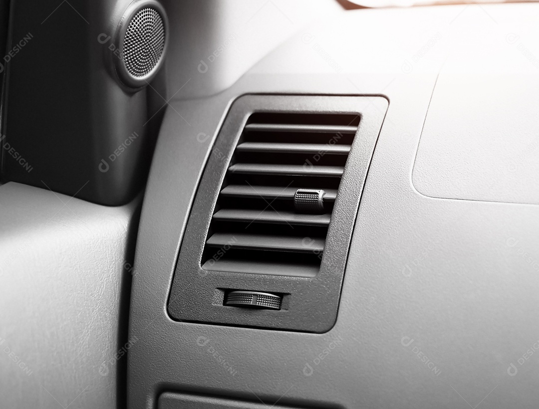 A saída de ar com um mostrador para ajustar a potência do vento e a direção do carro no painel