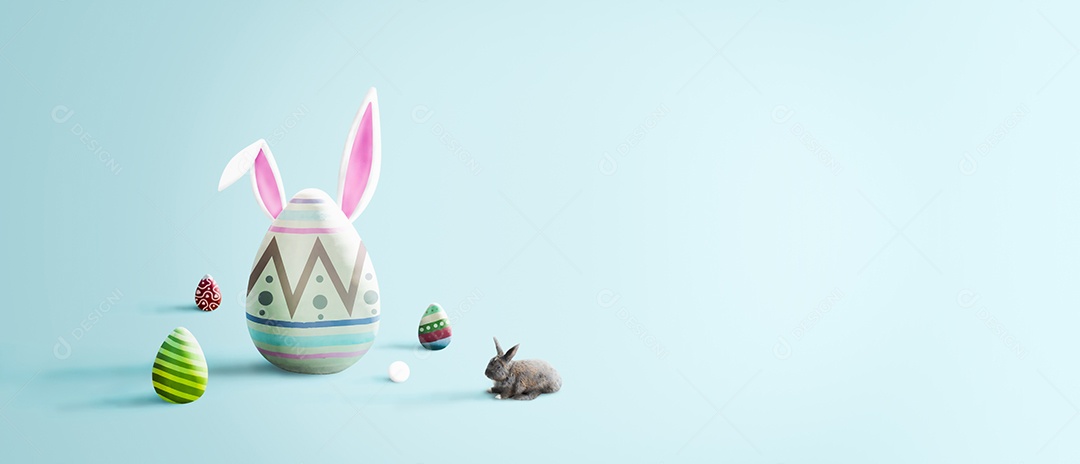 Ovos de páscoa com orelhas de coelho e coelho sobre fundo azul suave, feliz conceito de dia de páscoa