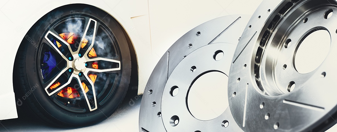 Os novos discos de freio de metal do carro e os discos de freio queimados nas rodas do carro