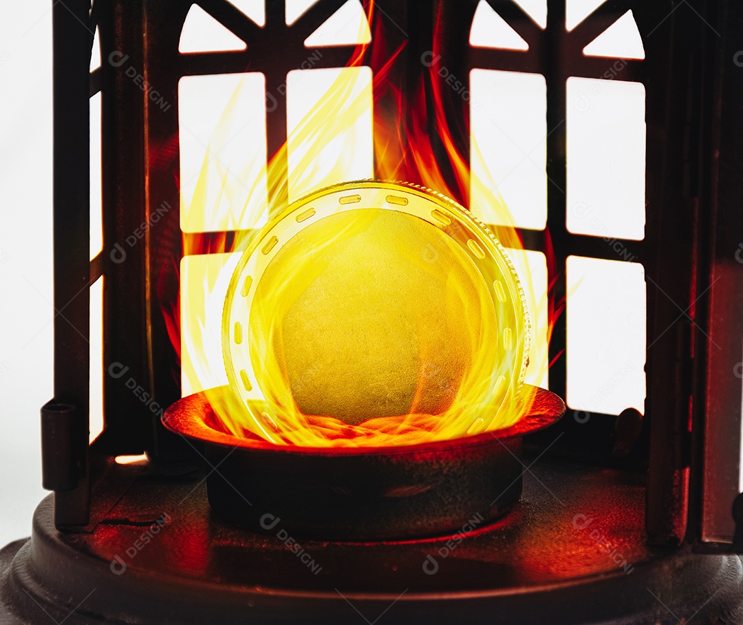 Moedas de ouro em branco com fogo ardente em um pedestal de metal
