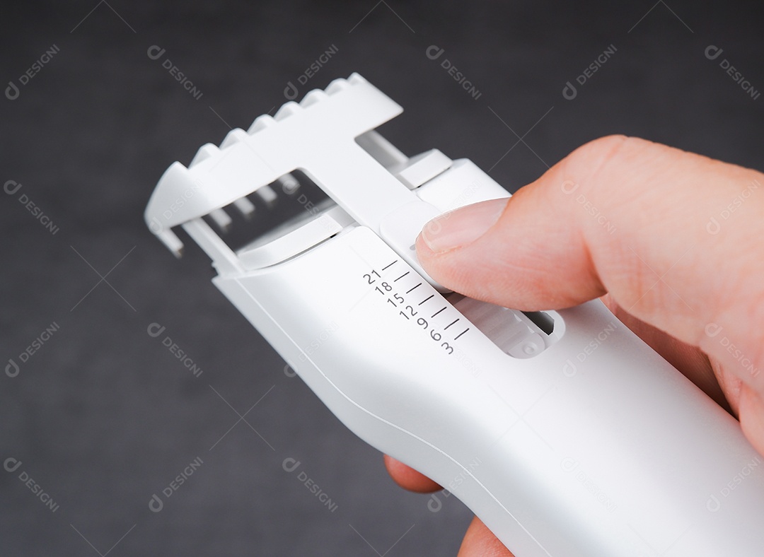 Pente de guia de máquina de cortar cabelo com botão manual em precisão milimétrica.