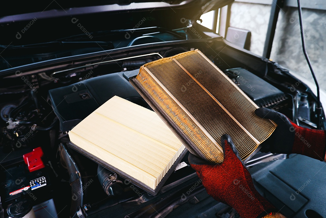 Mecânico de automóveis verificando o filtro de ar entupido de um carro, conceito de serviço de manutenção do carro.