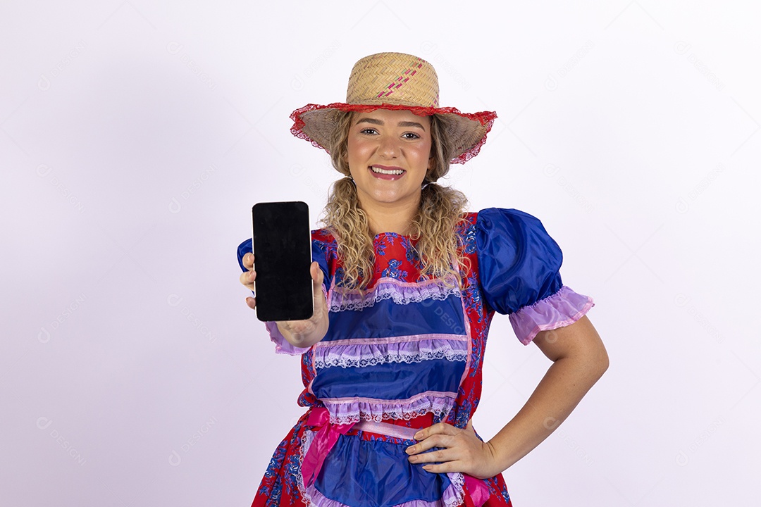 Mulher jovem fantasiada celebrando festas juninas