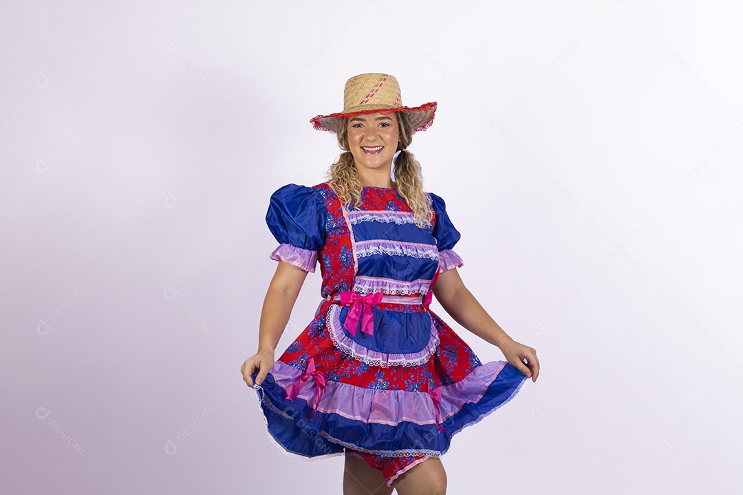 Mulher jovem fantasiada celebrando festas juninas