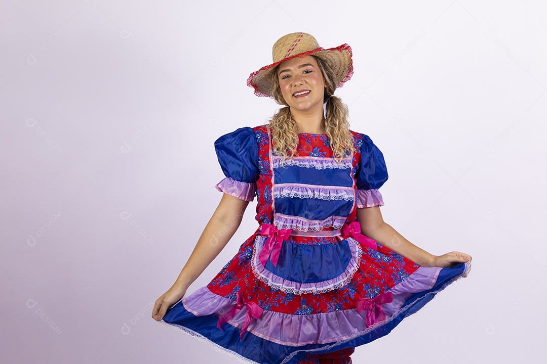 Mulher jovem fantasiada celebrando festas juninas