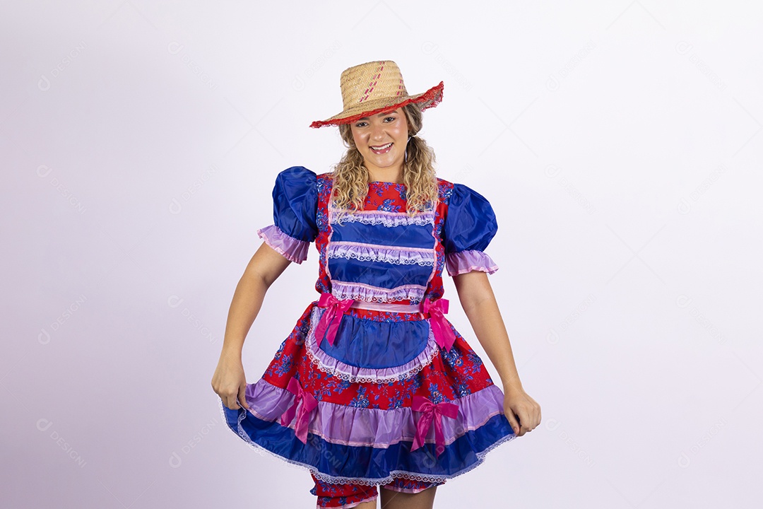 Mulher jovem fantasiada celebrando festas juninas