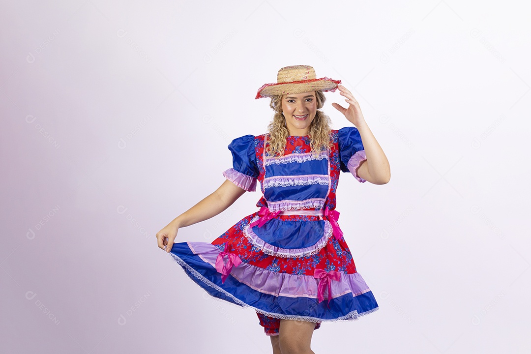 Mulher jovem fantasiada celebrando festas juninas