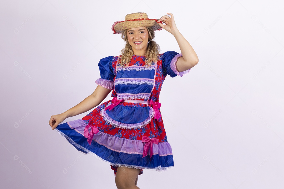 Mulher jovem fantasiada celebrando festas juninas