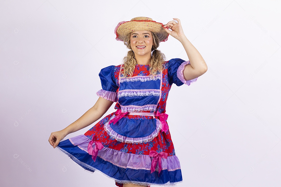 Mulher jovem fantasiada celebrando festas juninas